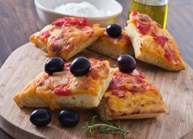 Focaccia domates ve Siyah Zeytin ile.