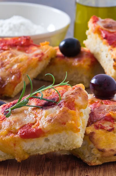 Focaccia mit Tomaten und schwarzen Oliven. — Stockfoto