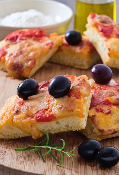 Focaccia with tomato and black olives. — Stock Photo, Image
