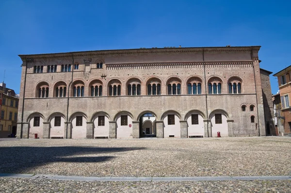 주교의 궁전입니다. 파 르 마입니다. 에밀리 아 로마 냐입니다. 이탈리아. — 스톡 사진