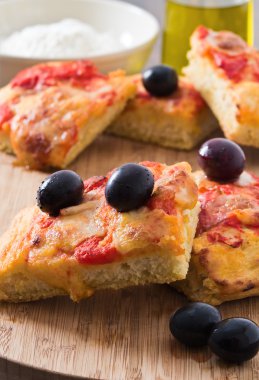 Focaccia domates ve Siyah Zeytin ile.