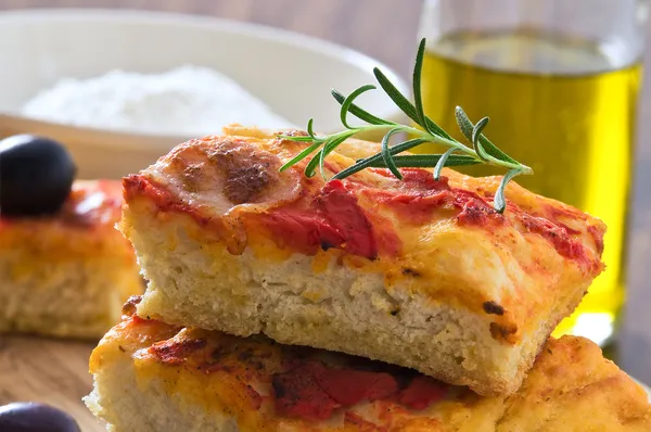 Focaccia with tomato and black olives. — Stock Photo, Image