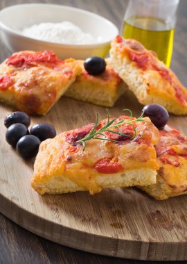 Focaccia domates ve Siyah Zeytin ile.