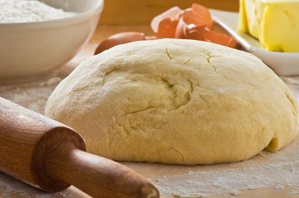 Dough on wooden board. — Stock Photo, Image