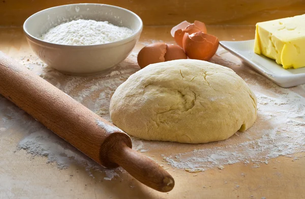 Dough on wooden board. — Stock Photo, Image