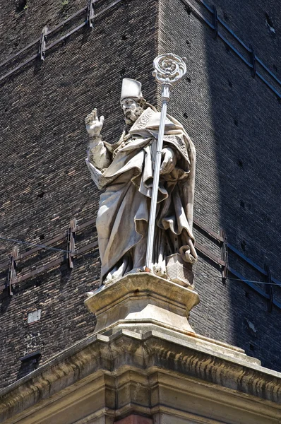 Aziz petronius heykeli. Bologna. Emilia-Romagna. İtalya. — Stok fotoğraf