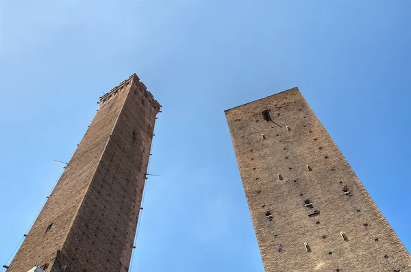 볼로냐의 두 기대 타워입니다. 에밀리 아 로마 냐입니다. 이탈리아. — 스톡 사진