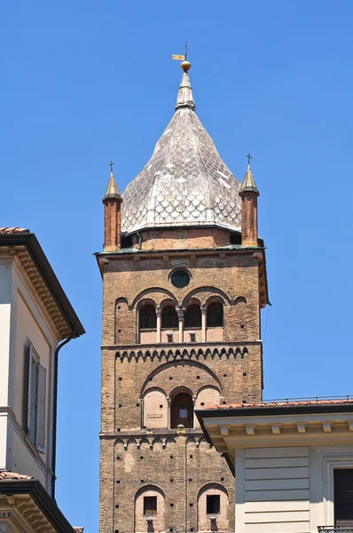 Catedral St. Pietro Belltower. Bolonha. Emilia-Romagna. Itália . — Fotografia de Stock