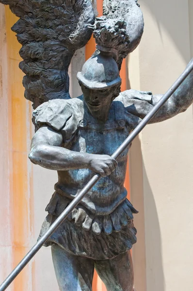 Staty av ärkeängeln Mikael. Cento. Emilia-Romagna. Italien. — Stockfoto