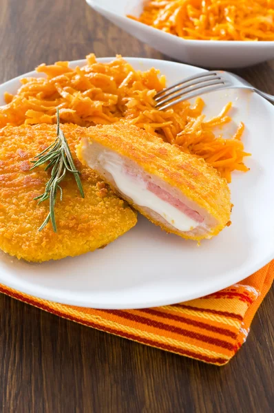 Chicken cordon bleu with grated carrots. — Stock Photo, Image