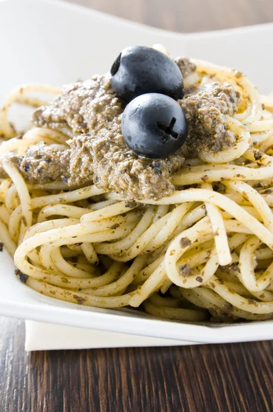 Spaghete cu pesto de măsline negru . — Fotografie, imagine de stoc