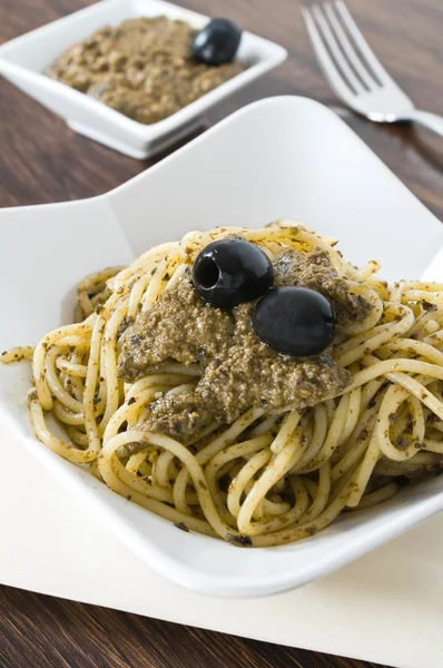 Siyah Zeytin pesto ile spagetti. — Stok fotoğraf