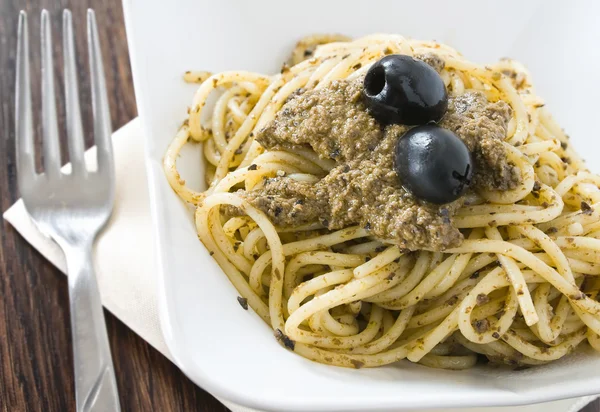 Spaghetti z pesto czarnych oliwek. — Zdjęcie stockowe