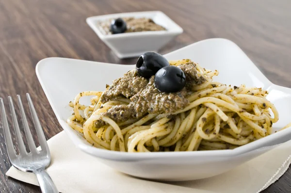 Spaghetti med svart oliv pesto. — Stockfoto