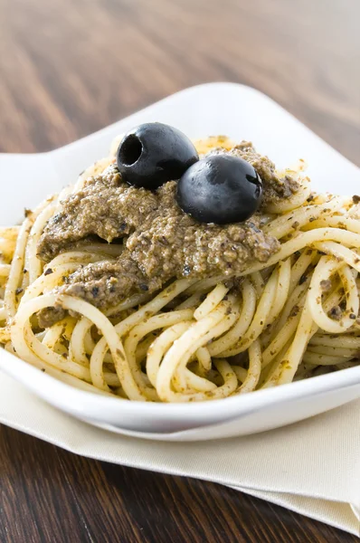 Spaghetti z pesto czarnych oliwek. — Zdjęcie stockowe