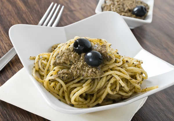 Spaghetti med svart oliv pesto. — Stockfoto