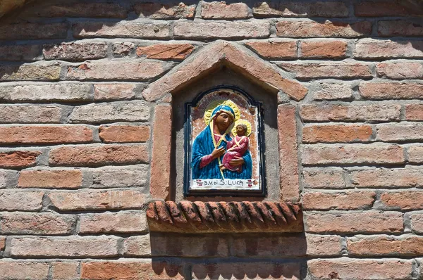 Icône religieuse dans une niche murale . — Photo
