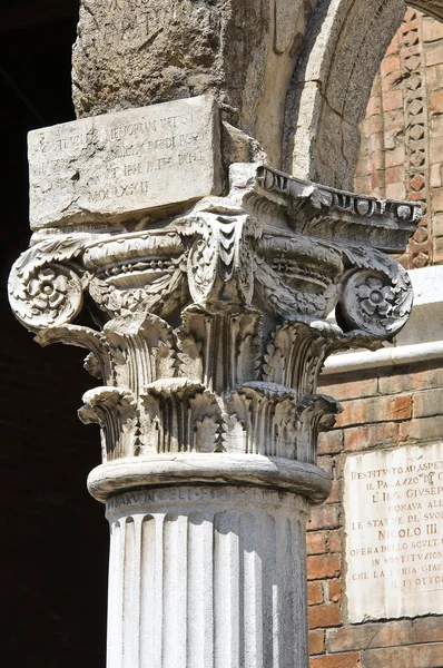 Marmurowe kolumny. ratusz. Ferrara. Emilia-Romania. Włochy. — Zdjęcie stockowe
