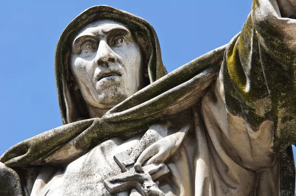Girolamo savonarola standbeeld. Ferrara. Emilia-Romagna. Italië. — Stockfoto