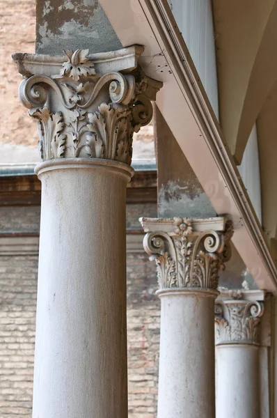 Colunas de mármore. Câmara Municipal. Ferrara. Emilia-Romagna. Itália . — Fotografia de Stock