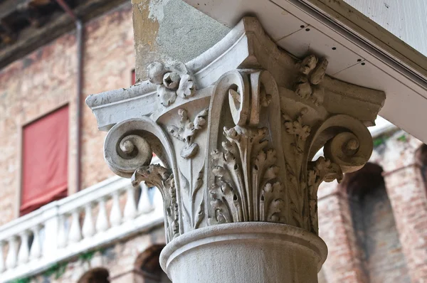 Coluna de mármore. Câmara Municipal. Ferrara. Emilia-Romagna. Itália . — Fotografia de Stock