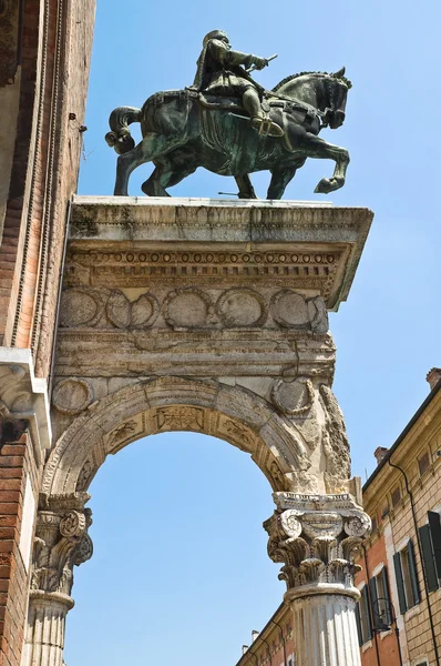 Estatua de bronce. Ayuntamiento. Ferrara. Emilia-Romaña. Italia . — Foto de Stock