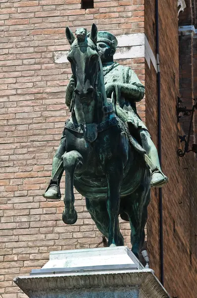 Bronsstaty. stadshuset. Ferrara. Emilia-Romagna. Italien. — Stockfoto