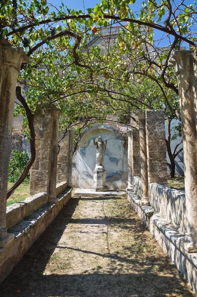 Jardim mediterrânico. Castelo de Grottaglie. Puglia. Itália . — Fotografia de Stock