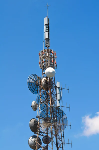 Komunikat wieży nad niebieski niebo. — Zdjęcie stockowe