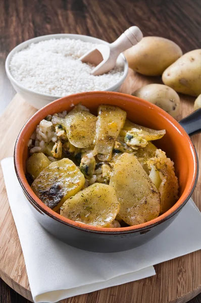 Ugnsbakad potatis, ris och musslor. — Stockfoto