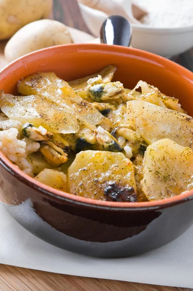 Tiella, patates, pirinç ve midye. — Stok fotoğraf