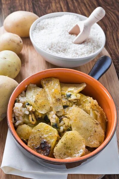 Tiella ziemniaków, ryżu i małże. — Zdjęcie stockowe
