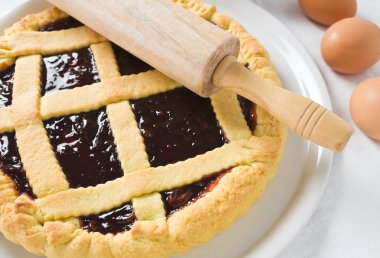 Beyaz tabak reçel tart ile Kahvaltı.