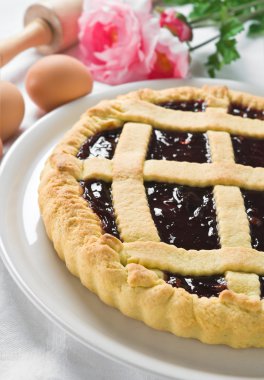 Beyaz tabak reçel tart ile Kahvaltı.