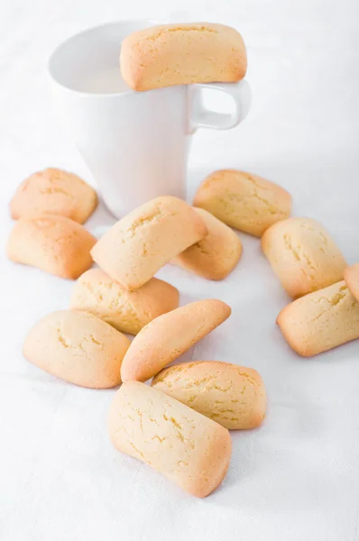 Hausgemachte Kekse mit Milchbecher. — Stockfoto