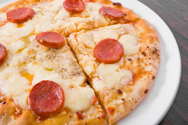 Pizza salame piccante . — Foto Stock