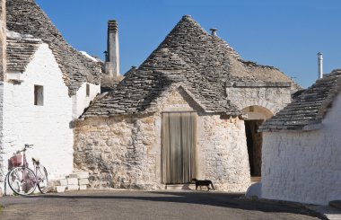 Alberobello 'nun çardağı. Puglia. İtalya..