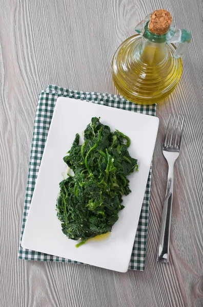 Gekookte spinazie op witte schotel. — Stockfoto