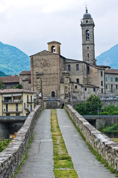 Klokkenluider brug. Bobbio. Emilia-Romagna. Italië. — Stockfoto