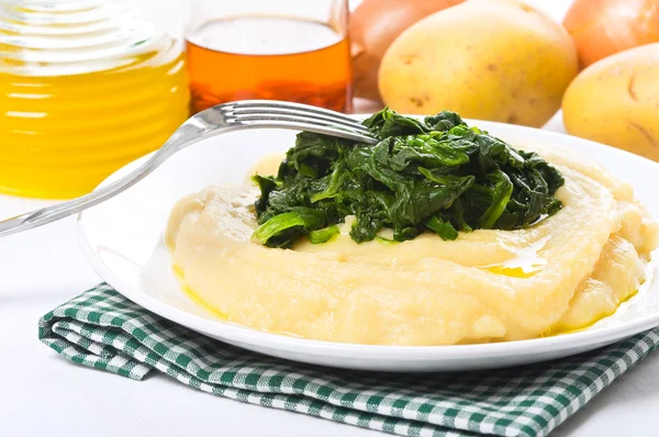 Fava bean puree with spinach. — Stock Photo, Image