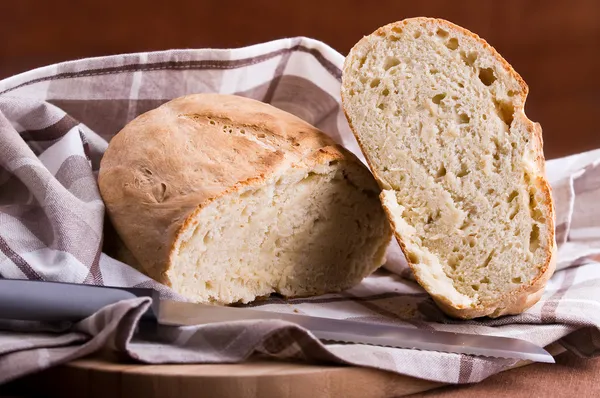 Zelfgebakken brood. deelvenster fatto in casa. — Stockfoto