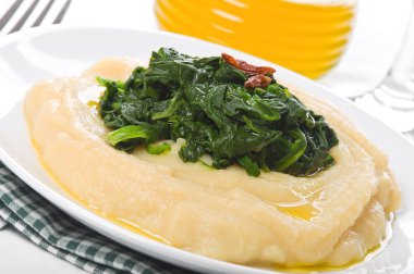 Fava bean puree with spinach. Purè di fave e spinaci.