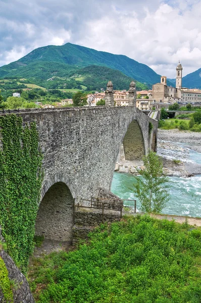 Kambur Köprüsü. Bobbio. Emilia-Romagna. İtalya. — Stok fotoğraf