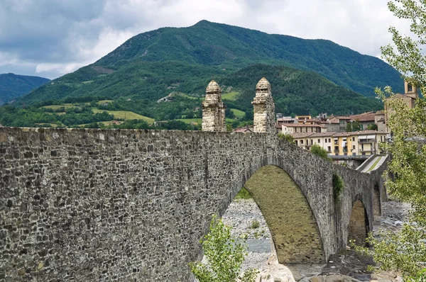 Hrbáč most. Bobbio. Emilia-Romagna. Itálie. — Stock fotografie