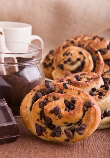 Bollos de brioche con chispas de chocolate . —  Fotos de Stock