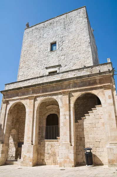 Grote toren. Cisternino. Puglia. Italië. — Stockfoto