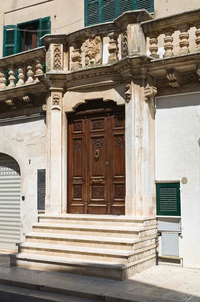 Palazzo storico. Cisternino. Puglia. Italia . — Foto Stock