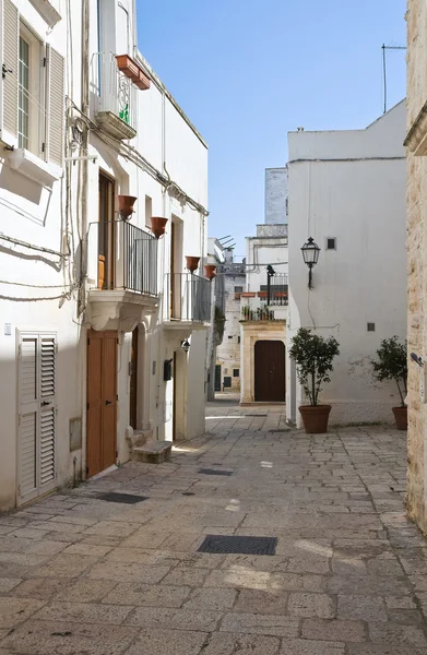 Steegje. Cisternino. Puglia. Italië. — Stockfoto