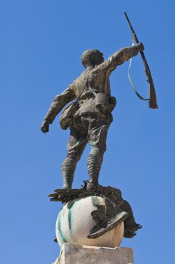 Savaş Anıtı. Cisternino. Puglia. İtalya.