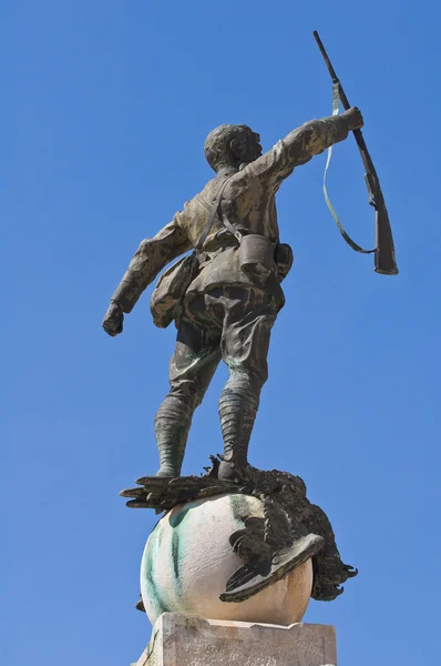 戦争記念碑。チステルニーノ。プーリア州。イタリア. — ストック写真